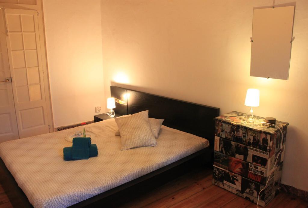 The Blue House - Lively Bairro Alto Apartment Lisbon Room photo